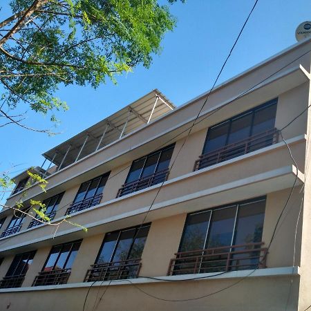 Hotel Rajendra Chinchani Екстер'єр фото