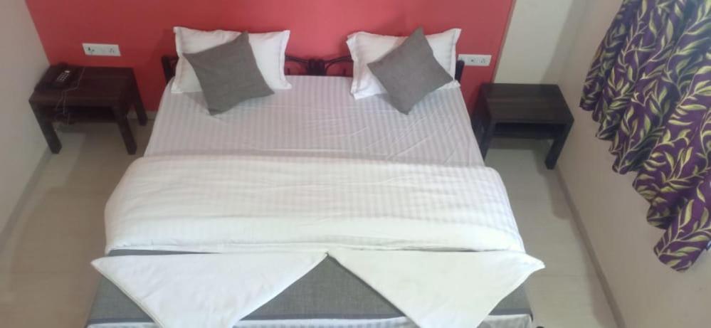 Hotel Rajendra Chinchani Екстер'єр фото