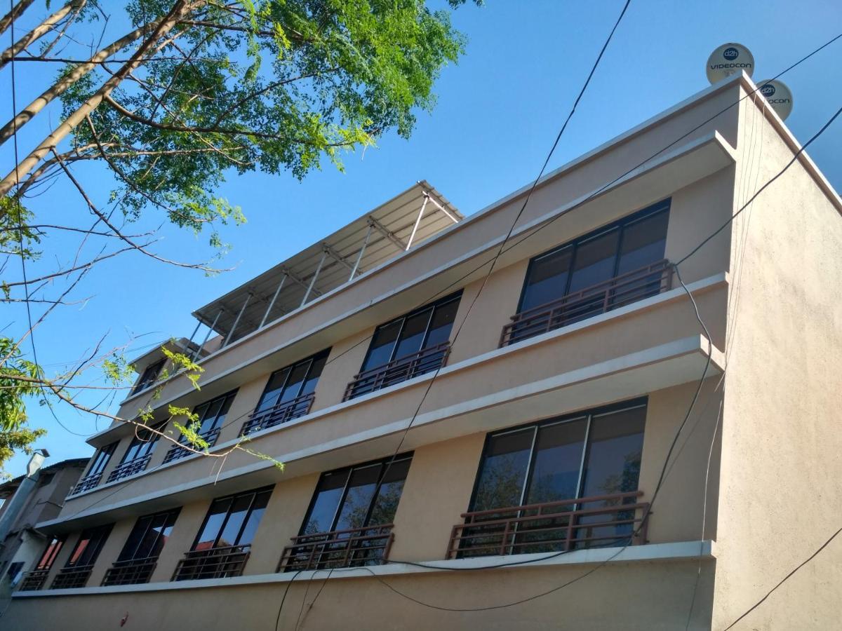 Hotel Rajendra Chinchani Екстер'єр фото
